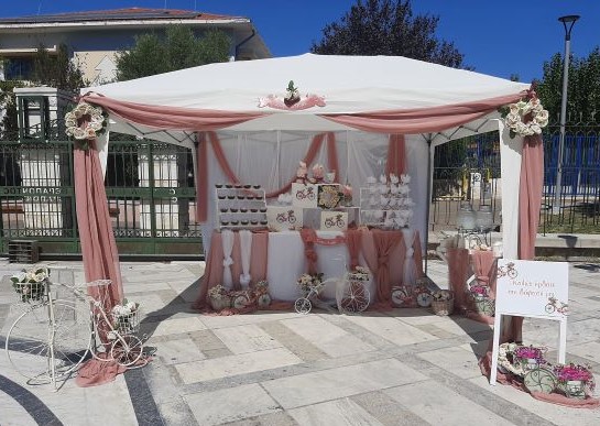 Στολισμός βάπτισης σε λευκό-ροζ αποχρώσεις με άμαξα Στολισμός βάπτισης σε λευκό-ροζ αποχρώσεις με άμαξα