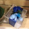 Μπομπονιέρα με κουτί plexiglass και λουλούδια - Image 2