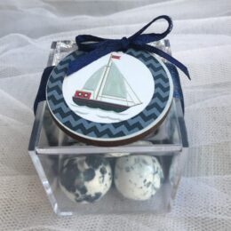 Μπομπονιέρα βάπτισης κουτί plexiglass με ξύλινο καραβάκι