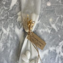 Μπομπονιέρα γάμου με αποξηραμένα και ονόματα