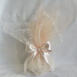 Μπομπονιέρα γάμου σομόν με πέρλα